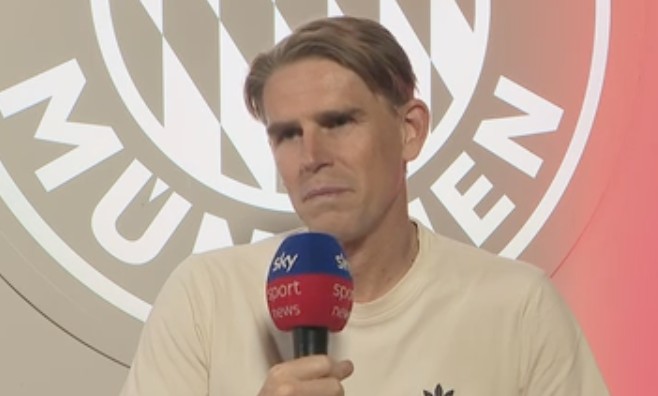 我觉得在球, 去踢左路